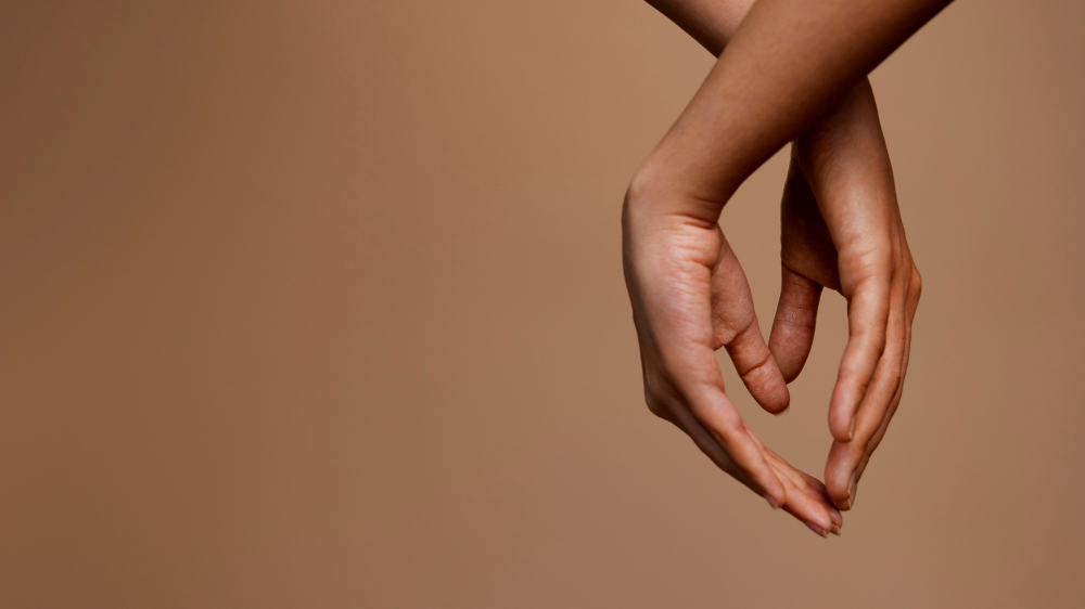 Дрожат руки: что это может быть и к какому врачу обращаться?